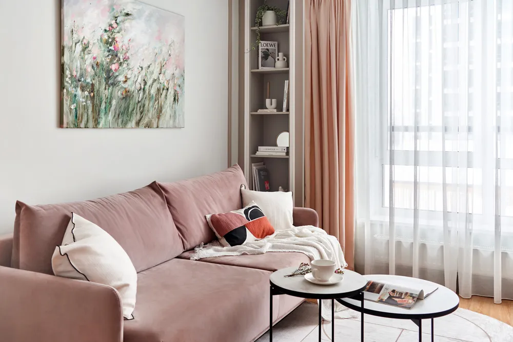 Зона комфорта: ода белому и бежевому цвету в московской евродвушке