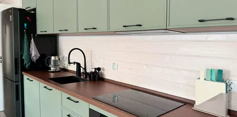 Компактная кухня в просторном загородном экодоме