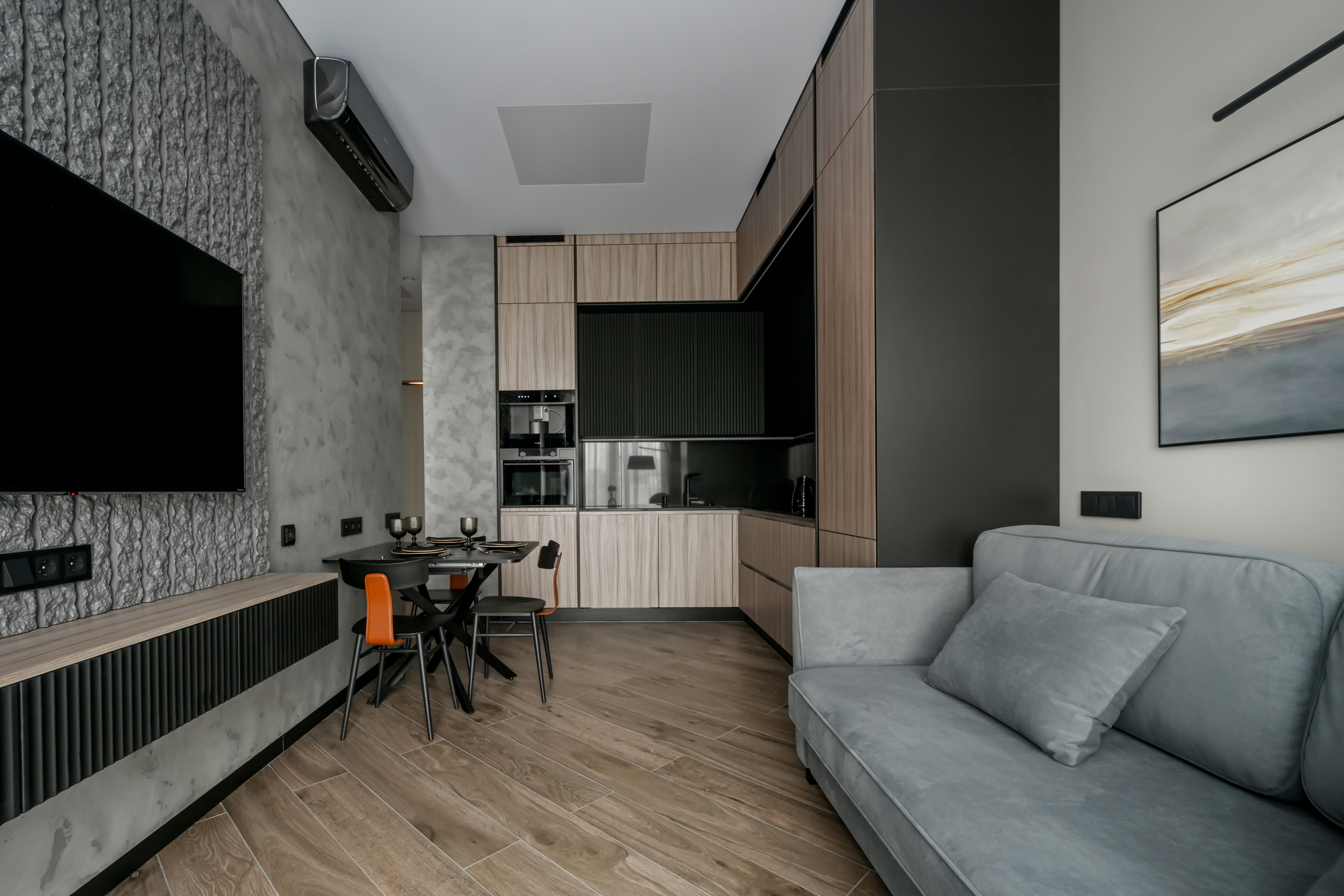 Черно-серая квартира для солидного холостяка