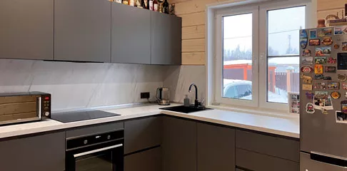 Кухня с видом на сад и играющих детей