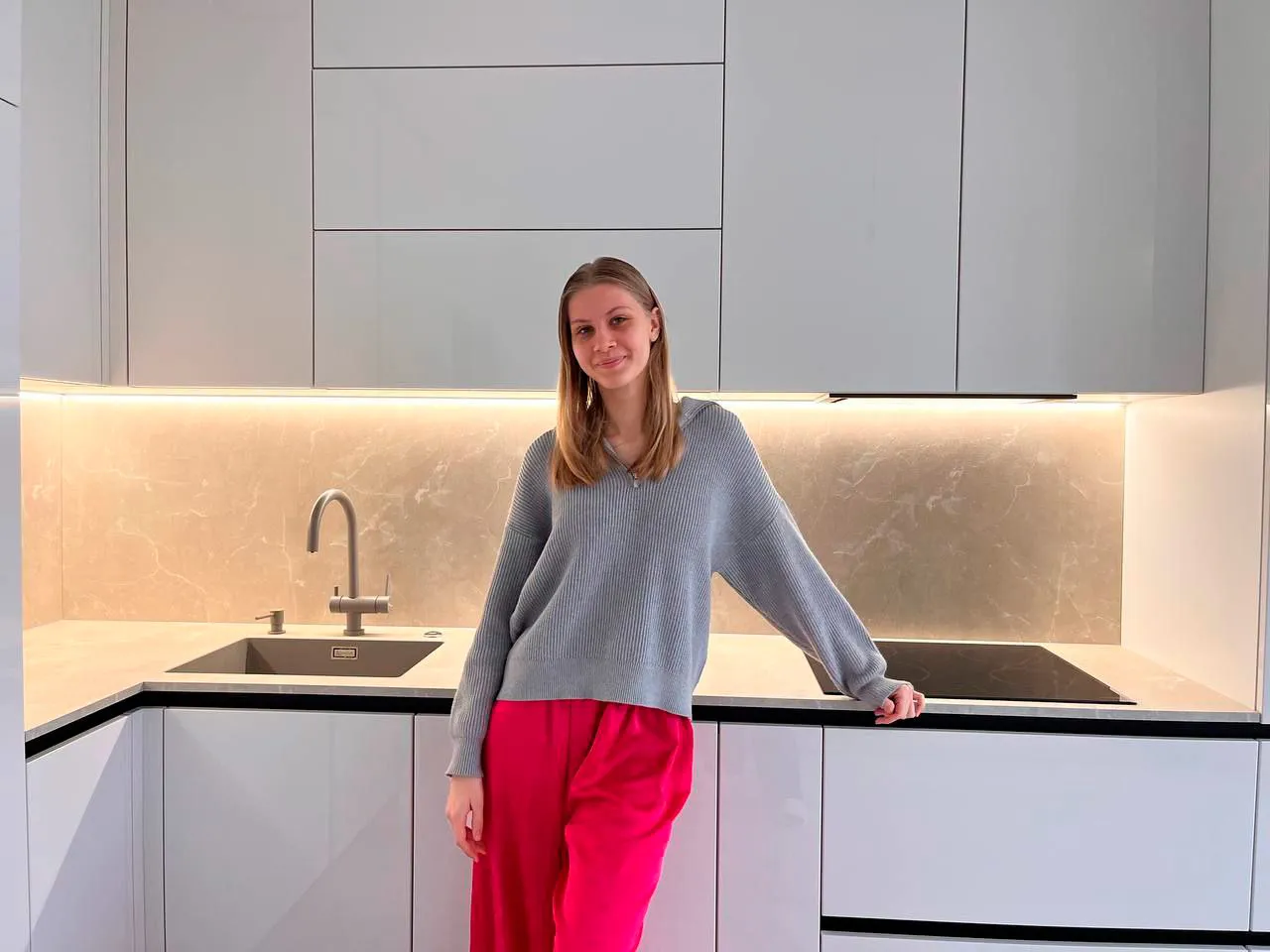 Белоснежная глянцевая кухня в Новой Москве