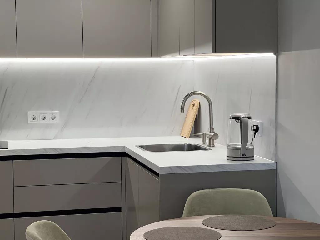 Угловая кухня в московской новостройке - фото №5