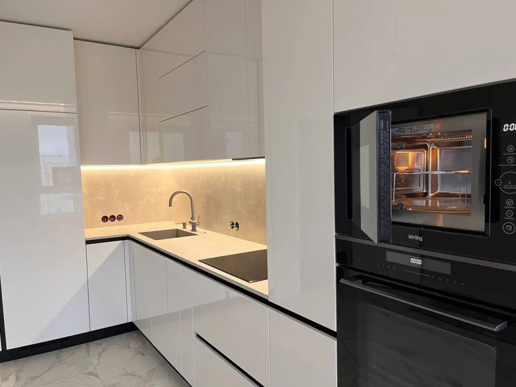 Белоснежная глянцевая кухня в Новой Москве - фото №2