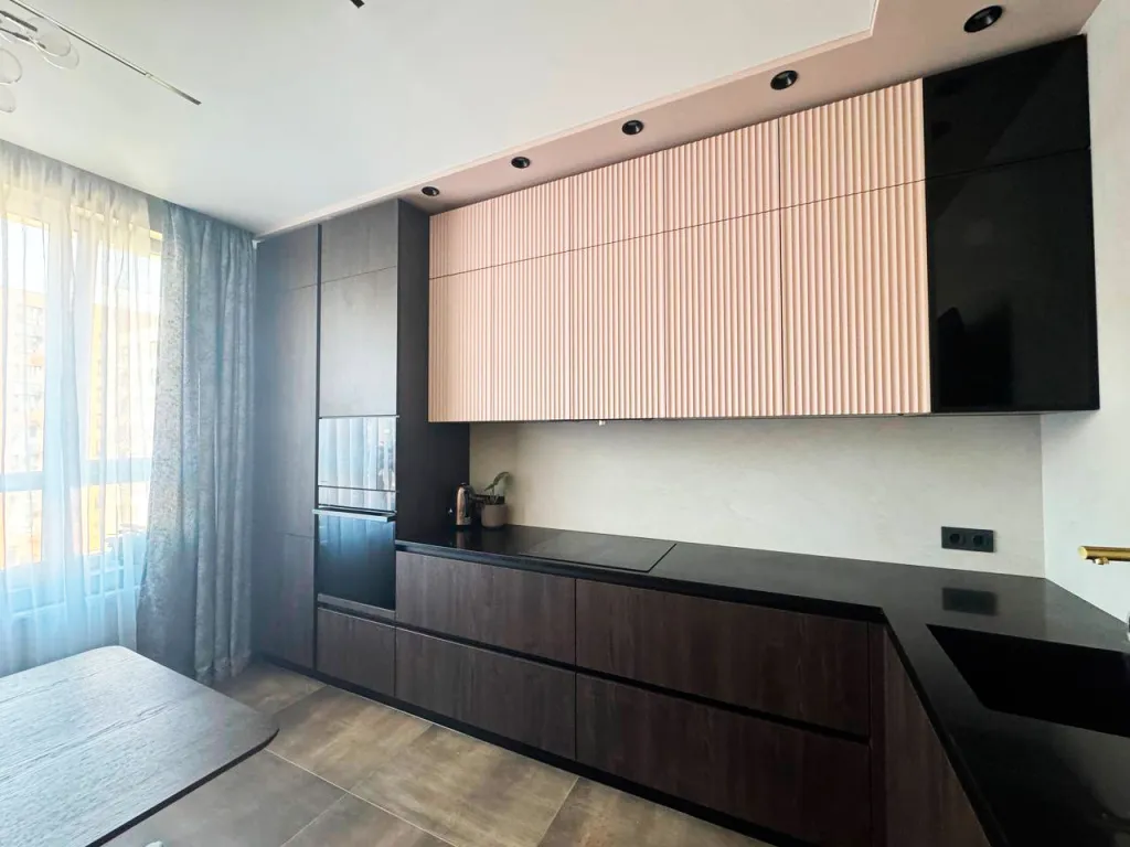 Красивая кухня с золотыми акцентами в двухкомнатной квартире бизнес-класса - фото №1