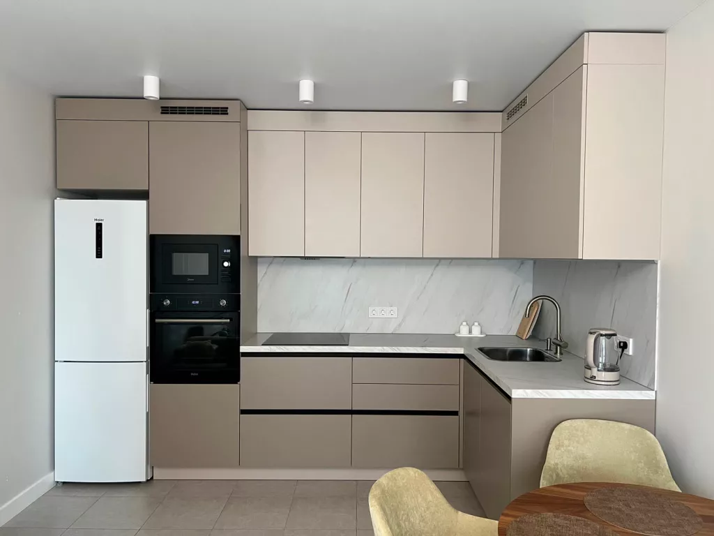 Угловая кухня в московской новостройке - фото №1