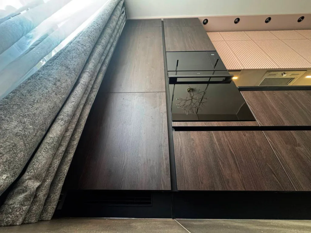 Красивая кухня с золотыми акцентами в двухкомнатной квартире бизнес-класса - фото №8