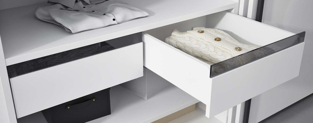 Как спроектировать вместительный шкаф в маленькой спальне - фото №28