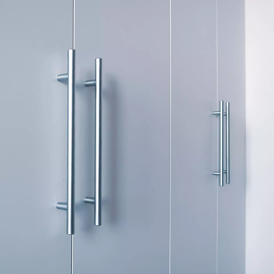 Решение для квартиры с потолками переменной высоты: двухуровневая кухня и встроенные шкафы - фото №16