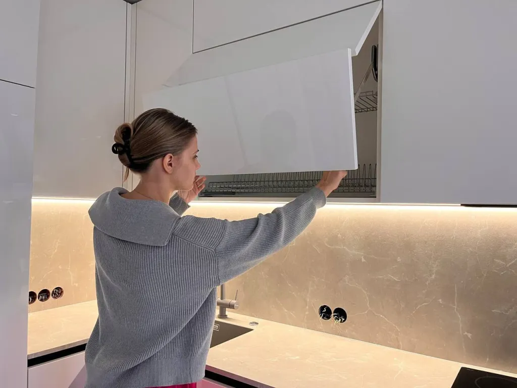 Белоснежная глянцевая кухня в Новой Москве - фото №1