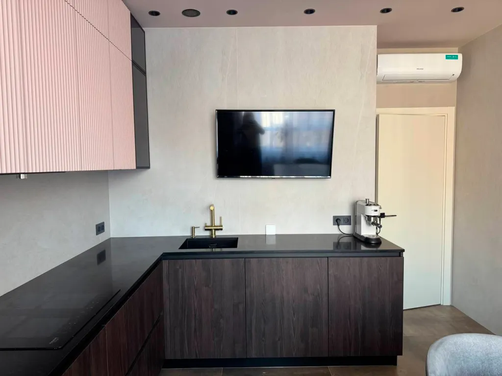 Красивая кухня с золотыми акцентами в двухкомнатной квартире бизнес-класса - фото №10