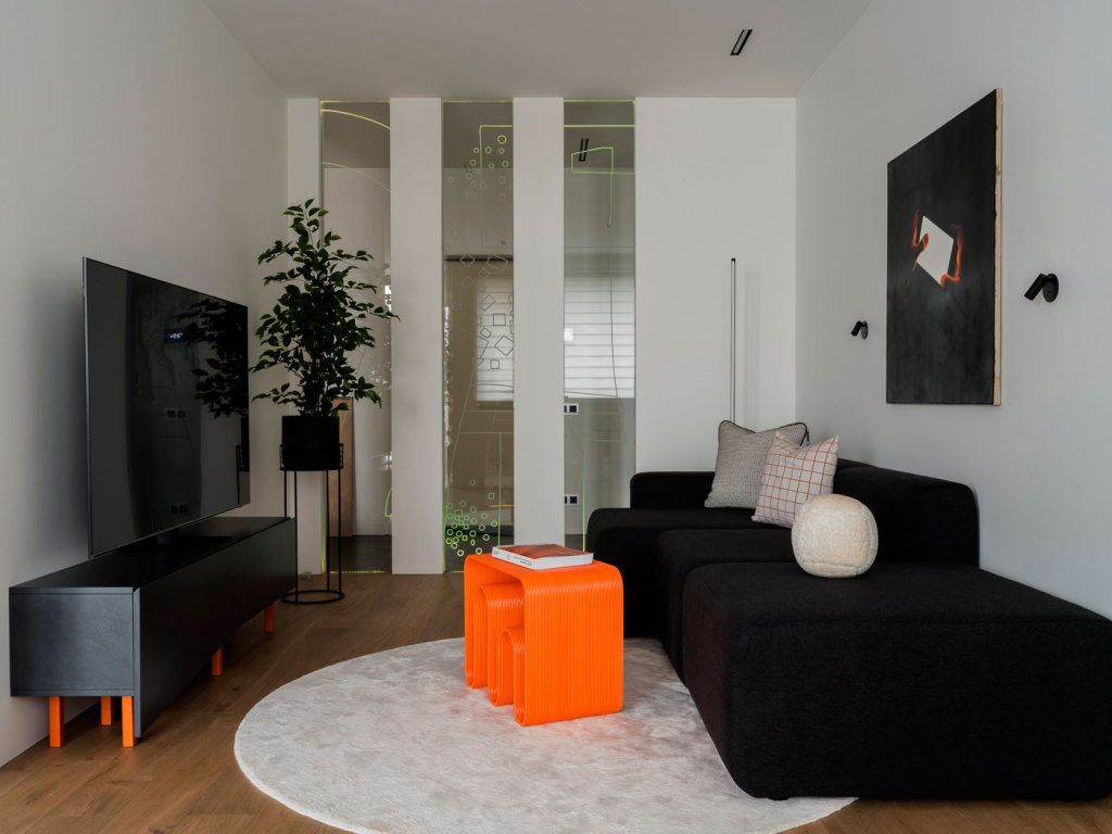 Кандинский, осенний лес и снесенная перегородка: современная квартира для взрослых детей - фото №13