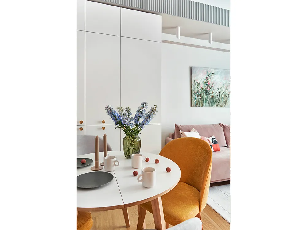 Зона комфорта: ода белому и бежевому цвету в московской евродвушке - фото №8