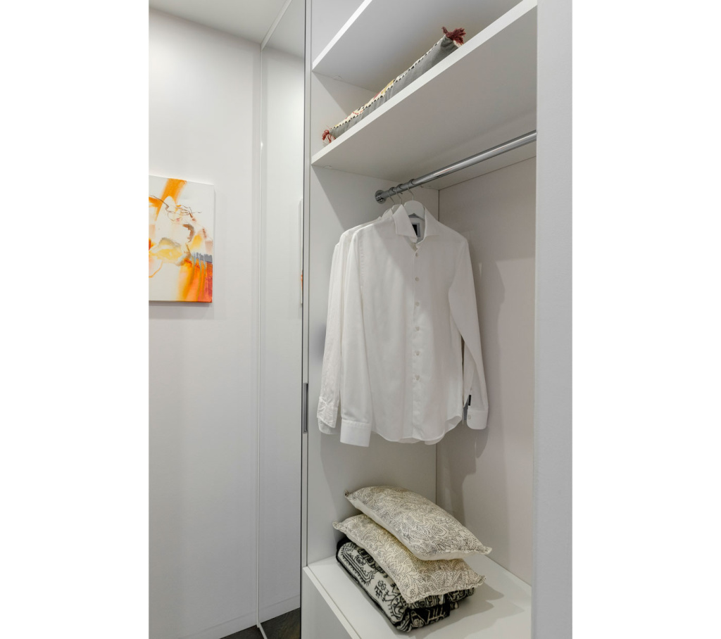 Кандинский, осенний лес и снесенная перегородка: современная квартира для взрослых детей - фото №12