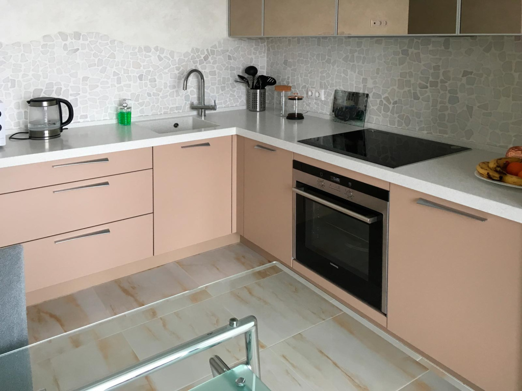Уютная кухня и вместительные шкафы-купе для эксперта по интерьерам - фото №2