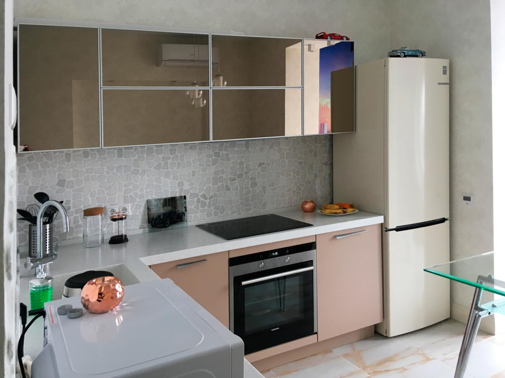 Уютная кухня и вместительные шкафы-купе для эксперта по интерьерам - фото №3