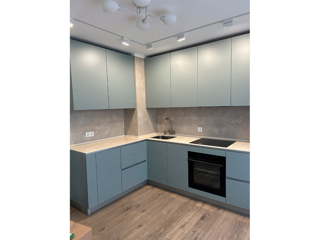 Угловая кухня и большая прихожая для молодой московской семьи в двухкомнатной квартире - фото №4