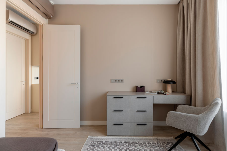 Сливочно-шоколадная квартира, в которой хочется остаться каждому - фото №32