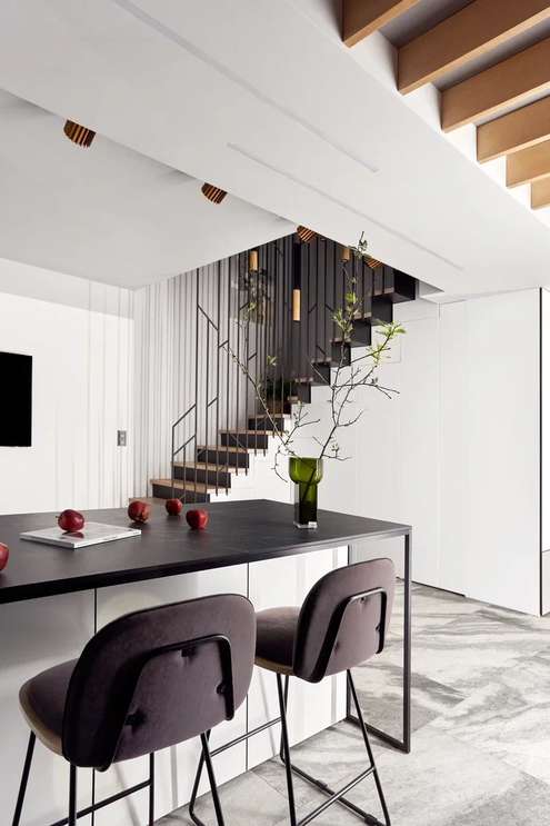 Кухня в двухэтажной квартире на севере Москвы - фото №7