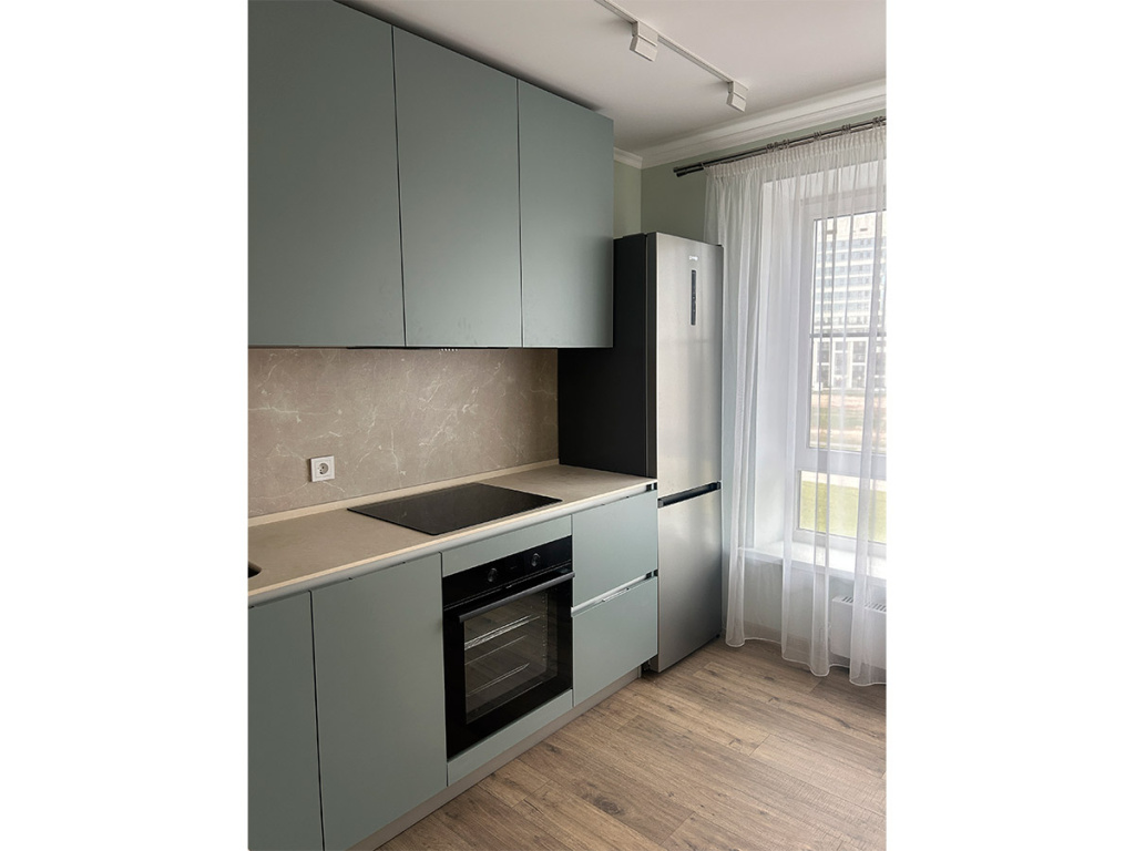 Угловая кухня и большая прихожая для молодой московской семьи в двухкомнатной квартире - фото №1