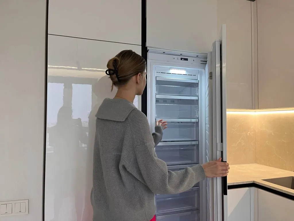 Белоснежная глянцевая кухня в Новой Москве - фото №8