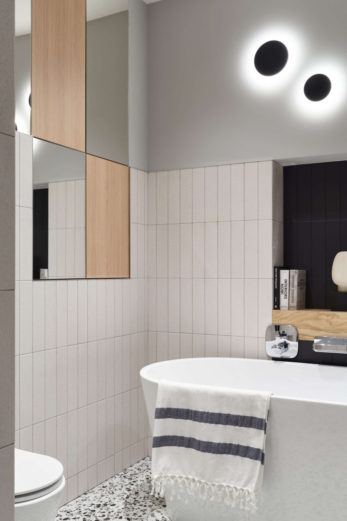 Кухня в двухэтажной квартире на севере Москвы - фото №17