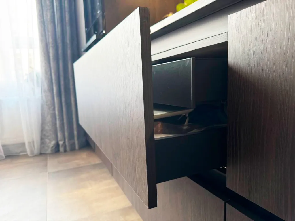 Красивая кухня с золотыми акцентами в двухкомнатной квартире бизнес-класса - фото №7