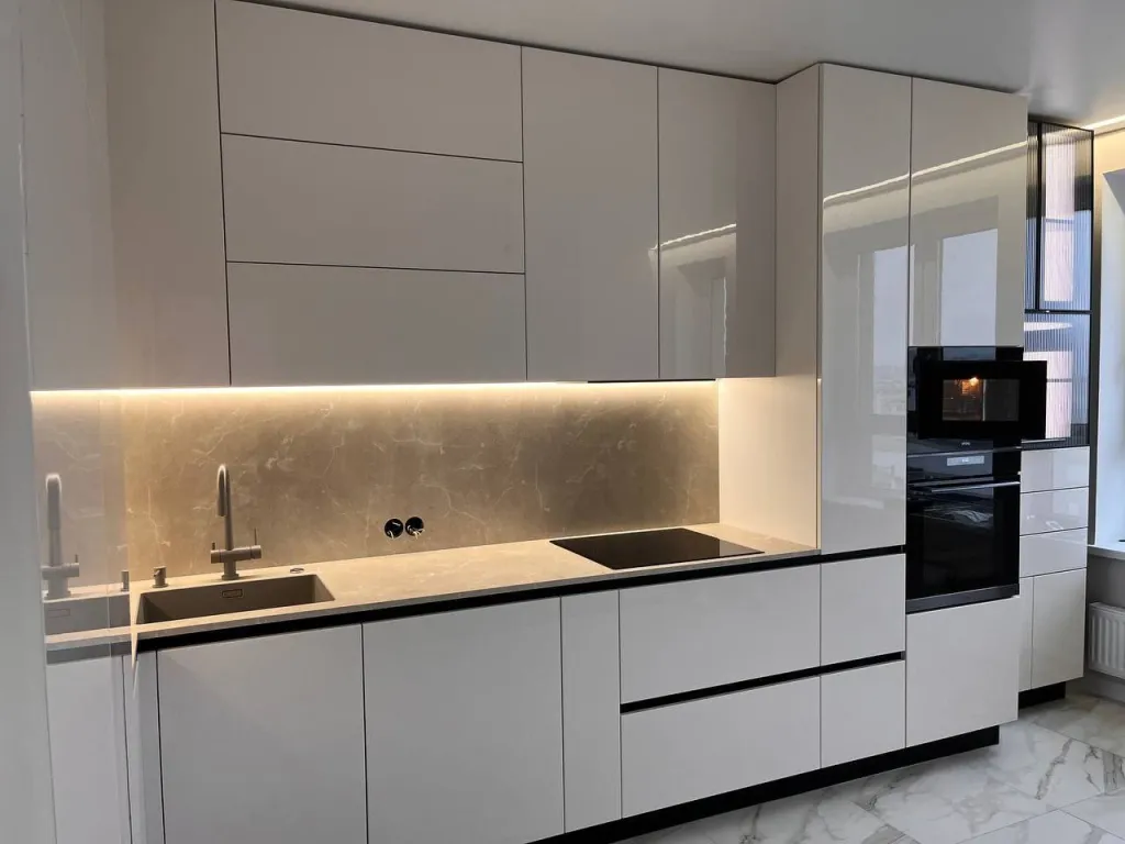 Белоснежная глянцевая кухня в Новой Москве - фото №7