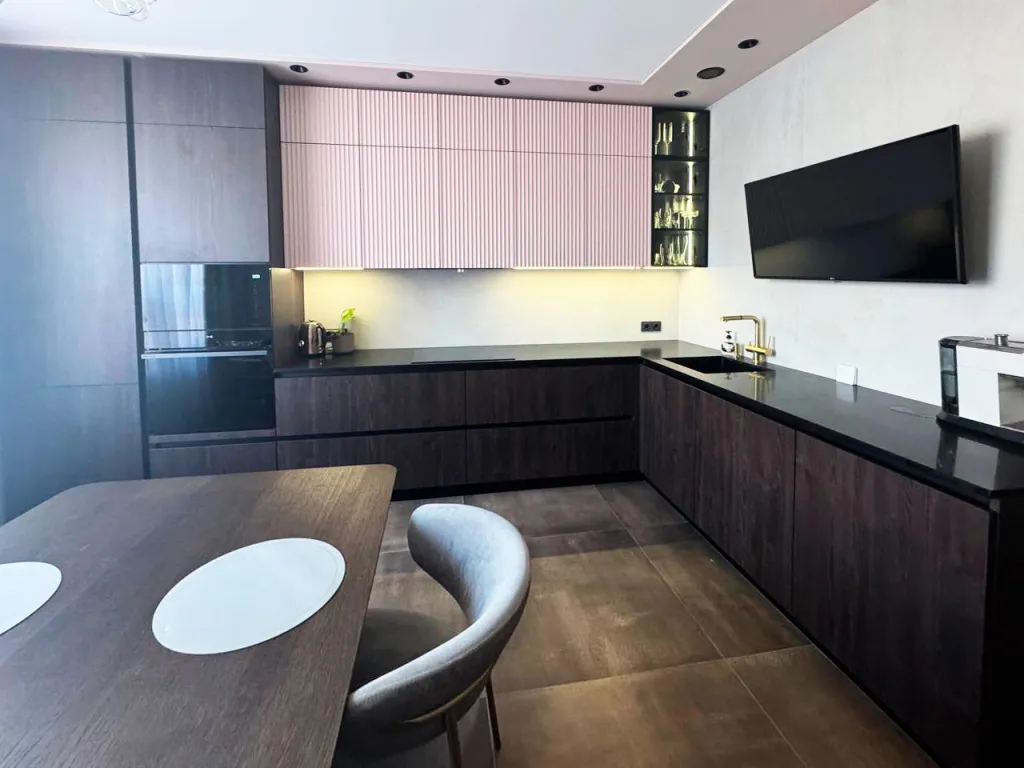 Красивая кухня с золотыми акцентами в двухкомнатной квартире бизнес-класса - фото №2